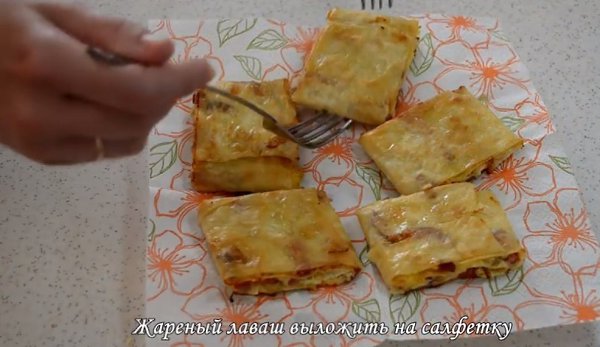 Жареный лаваш с колбасой и сыром. Это очень быстрая и простая закуска, которую можно приготовить на ... - 10