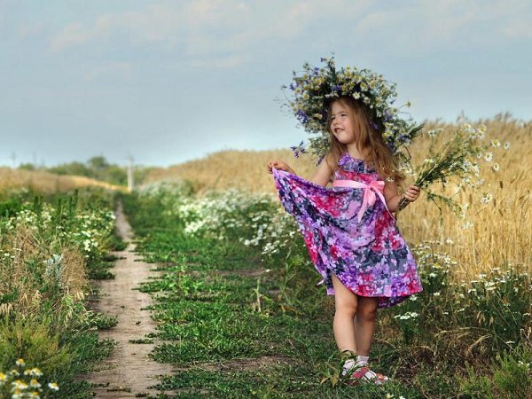 Пожалуй, лишь в двух случаях человек не боится делать глупости и казаться смешным: в детстве и когда ... - 2