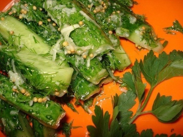 Любимая закуска из огурцов с чесноком, укропом и горчичкой... .Продукты: 0,5 кг свежих огурчиков 5-6 ...