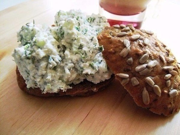 12 ЛУЧШИХ ПАСТ ДЛЯ БУТЕРБРОДОВ: БЫСТРО, ВКУСНО, ПОЛЕЗНО. 1. Из яиц и лука Натрите на крупной терке ... - 5