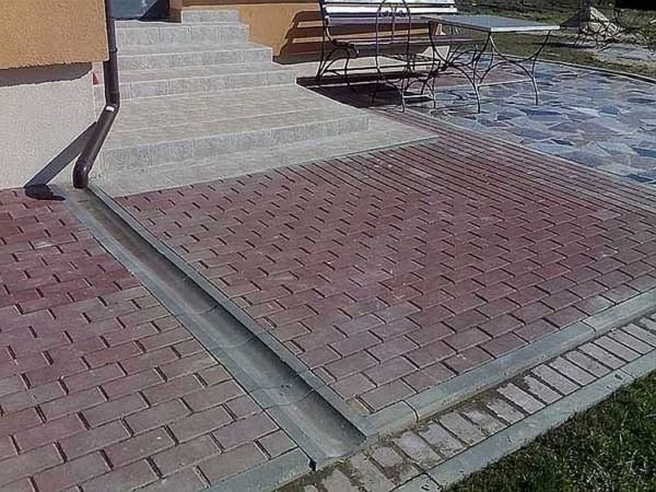 Ливневка в частном доме.Системы водостоков на крыше. Это закрепленные вдоль скосов водосточные ... - 4