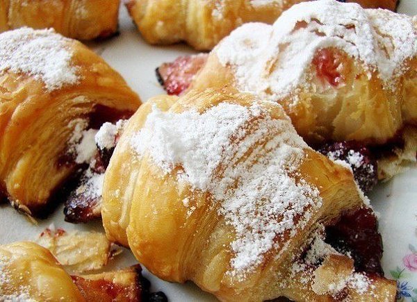 ТОП-6 ВКУСНЫХ РЕЦЕПТОВ КРУАССАНОВ .1. Круассаны вариант из фантастического теста ИНГРЕДИЕНТЫ: мука - ... - 5