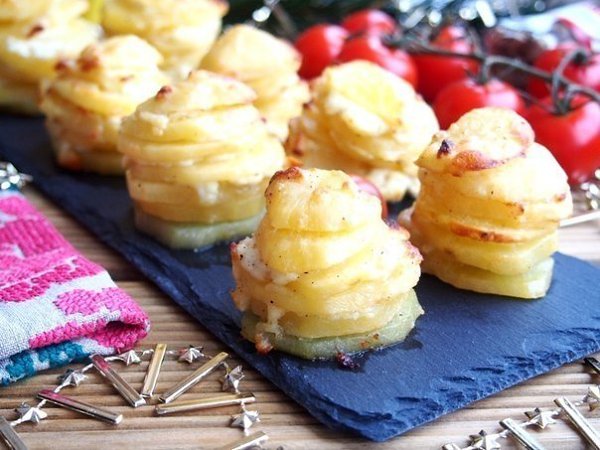 Картофель, запеченный с адыгейским сыром. Вам потребуется: картофель 5-6 шт. сыр адыгейский 150 г ...