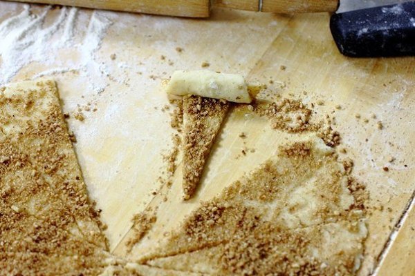 Песочные ореховые рогалики с корицеи.Ингредиенты:Сливочное масло — 200 гСметана — 110 гЯичный желток ... - 6