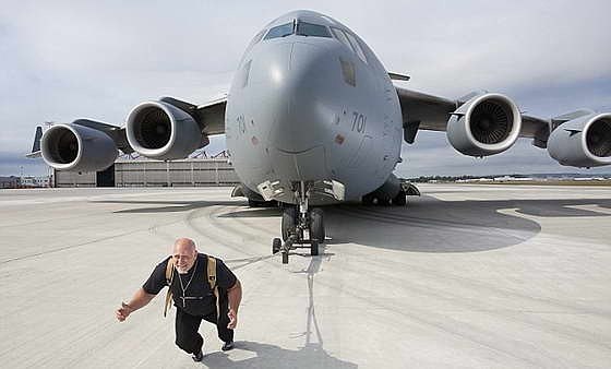 Кевин Фаст перетащил самый тяжелый самолет, военный самолет CC-177 Globemaster III весом 188,83 ...