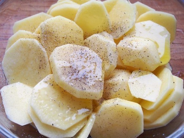 Картофель, запеченный с адыгейским сыром. Вам потребуется: картофель 5-6 шт. сыр адыгейский 150 г ... - 4