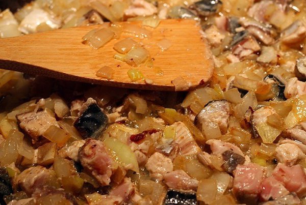 Лапша по-китайски.Ингредиенты: Скумбрия мороженая — 1 шт.Помидор — 1 шт.Оливки — 8-10 шт.Луковица — ... - 6