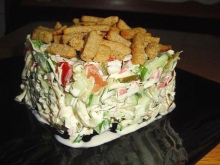 Салат с сухариками