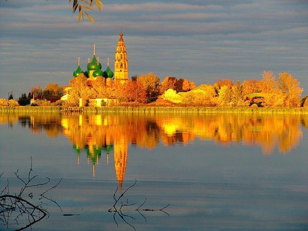 Достаньте чувства из архива, Сотрите пыль с души и глаз, И научитесь жить красиво, Земля ведь ...