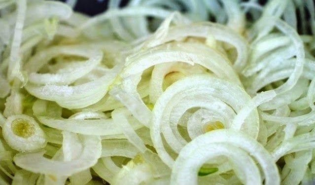 Маринованный лук.Ингредиенты:2-3 крупных луковицы(белый и красный лук маринуется отдельно)1 ст. воды ...