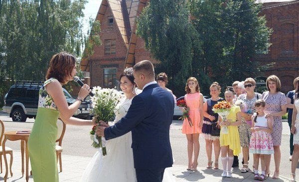 В Бийске у памятника Петру и Февронье прошла регистрация супружеской пары.8 июля в России уже в ...