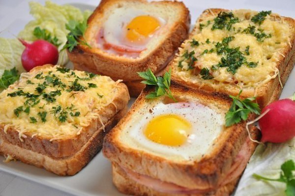 Необычные и вкусные бутерброды к завтраку.Вам потребуется:16 кусочков белого тостерного хлеба (у нас ...