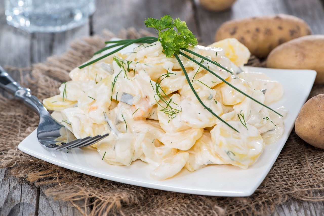 Теплый весенний салат из картофеля.Готовим теплый картофельный салат с весенними овощами, каперсами, ...