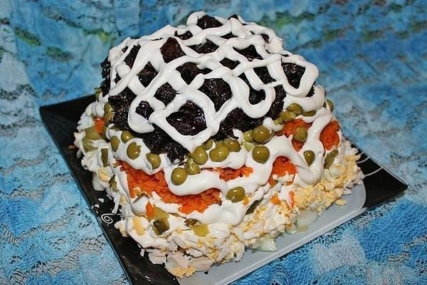 Слоеный салат «Прага» с курицей и черносливом.грудка куриная 400 гчернослив 10 шт.огурец соленый 2 ...