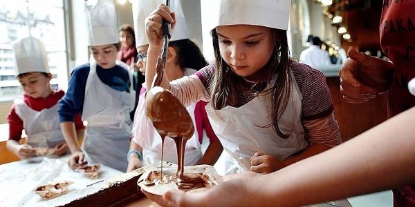 Ученые доказали, что чашка горячего шоколада успокаивает больное горло и подавляет кашельный ...