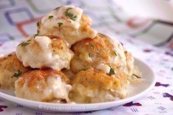 Нежные куриные шарики в сырно-сливочном соусе. Ох, как же это вкусно! Сохрани рецепт, чтобы не ...