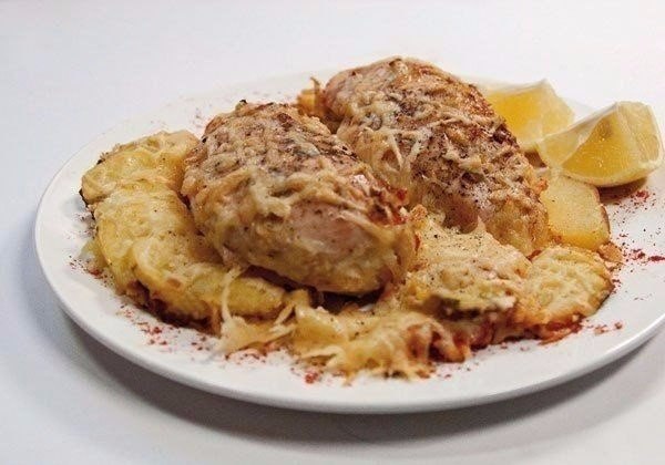 Куриные грудки, запеченные в сливках под сыром.Ингредиенты:Куриное филеЧеснок, который желательно ...