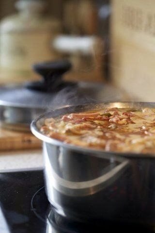 Солянка домашняя.Ингредиенты на три литра:- 300 - 500 г говядины- около пяти видов различных мясных ... - 7
