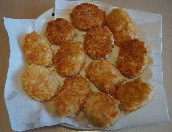 Котлеты из крабовых палочек с сыром .Ингредиенты: Крабовые палочки 200 гр. Сыр