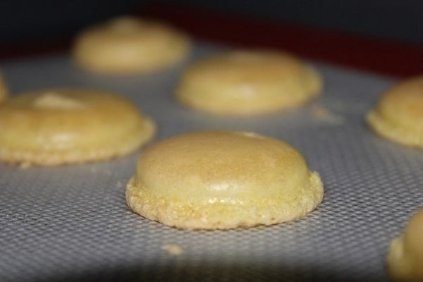 Лимонные макаруни.Ингредиенты:Для печенья:- 200 г сахара- 110 г миндаля- 95 г яичных (белков ... - 6
