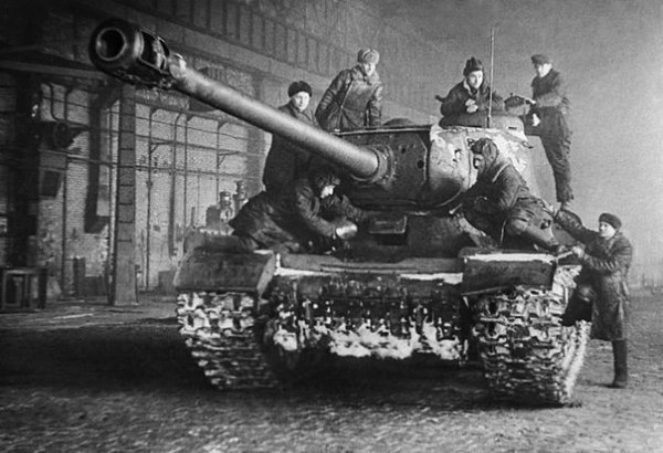 Отремонтированный на заводе имени С.М. Кирова в Ленинграде тяжелый танк ИС-2 перед отправкой на ...