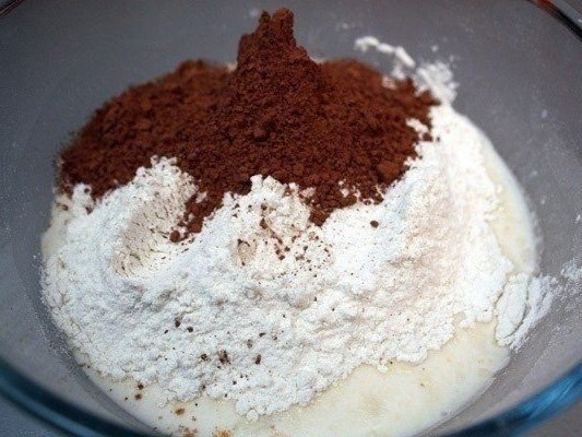 Шоколадные оладушки.Сохрани рецепт этой невероятной вкуснятины!Ингредиенты:Кефир — 400 млМука — 300 ... - 2