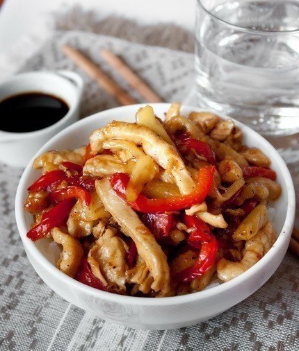 Вкуснятина: курица стир-фрай с кисло-сладком соусе. Ингредиенты на 6 порций: 800 г куриного филе ...