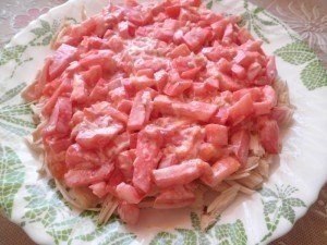 Салат с куриным филе, сухариками и овощами.Ингредиенты:- 350 гр вареной куриной грудки- 2-3 средних ... - 3