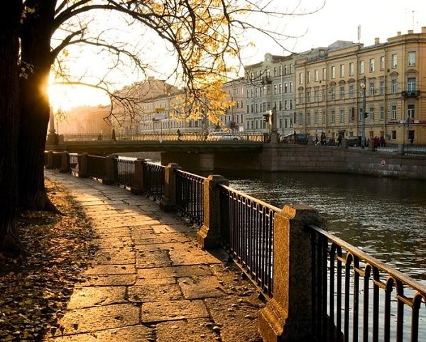 ЧУЖИЕ ГОРОДА.Принесла случайная молваМилые, ненужные слова:«Летний сад, Фонтанка и Нева».Вы, слова ...