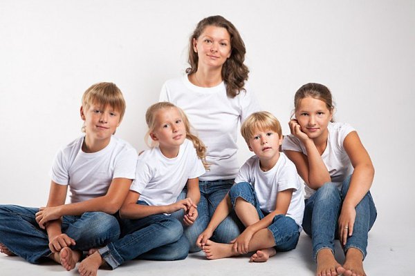 ПЕРВЫЙ И ЧЕТВЕРТЫЙ РЕБЕНОК. В ЧЕМ РАЗНИЦА? #воспитание@mama_i_ya_plus #статьи@mama_i_ya_plus Первый ...