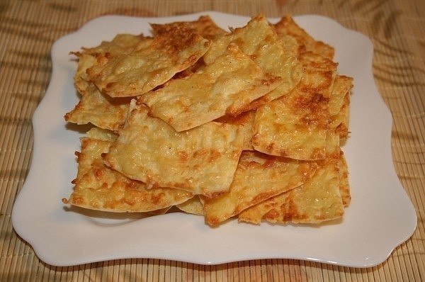 ЧИПСЫ ИЗ ЛАВАША.· 2 шт. лаваш (тонкий)· 200 г сметана· 300 г сыр (твердый)· 1 шт. яйца куриные· по ...