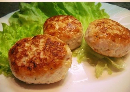 Куриные биточки в мультиварке.Вам потребуется:Куриное филе с грудки 300грФиле курицы с бедер ...