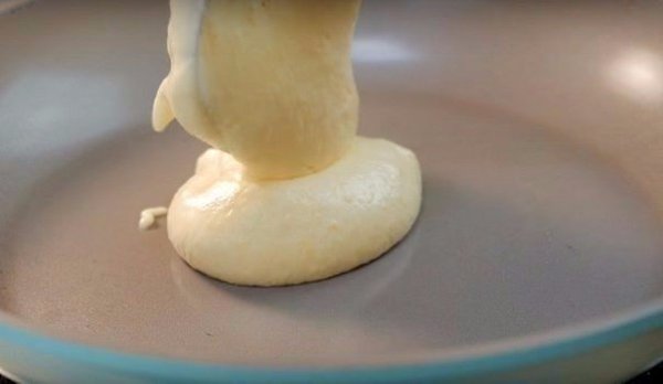 Ты больше не захочешь готовить оладьи иначе! Золотой рецепт. Вкусные пышные оладьи Ингредиенты: 5 ... - 4