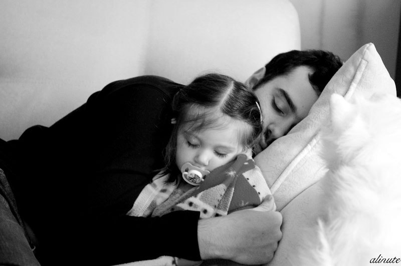 #Стихи@freshmotherssecrets.Закончился ужин, помыта посуда,Но спать не ложится папино чудоКосички ...