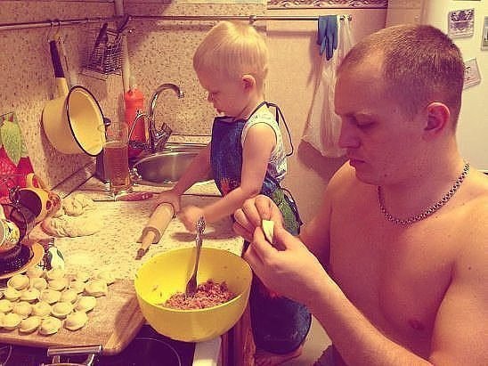 - Пап, а пап, а для чего тебе нужна мама? - Для чего, для чего...Чтоб жизнь медом не казалась!!