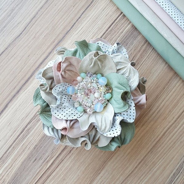 #украшение@fan_handmade.Брошь из кожи. Цветок дополнен натуральными камушками, хрустальными бусинами ... - 5