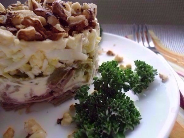 Очень вкусный салат с мясом, чесноком и орехами.Сохрани рецепт.Ингредиенты:Говядина — 500 гЯйцо — 4 ...