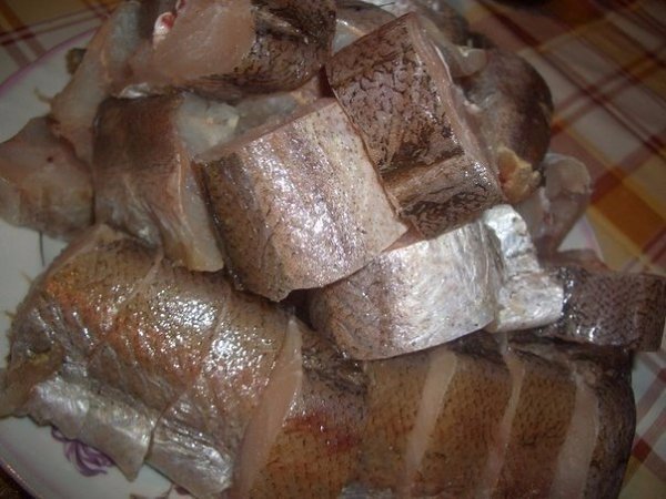 Рыба, запеченная в сметане.Ингредиенты:- 2 кг рыбы (хек, минтай)- 3 головки лука- 2 яйца- 150 г сыра ... - 2