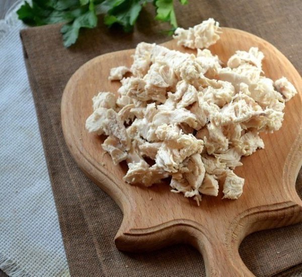 Сытный салат.Ингредиенты:Куриная грудка — 300 гСыр твердый — 170 гКукуруза консервированная — 120 ... - 4