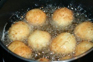 Творожные шарики и пончики.Очень вкусный десерт!Ингредиенты:на 360-400 г. творога —3 яйца;3 ст.л. ... - 8