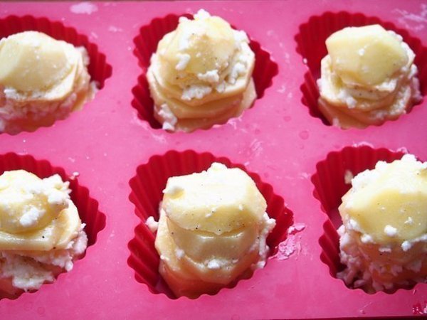 Картофель, запеченный с адыгейским сыром. Вам потребуется: картофель 5-6 шт. сыр адыгейский 150 г ... - 6