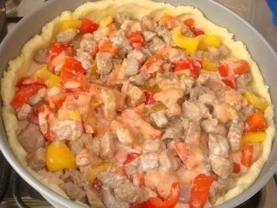 Открытый мясной пирог с картофельным тестом.