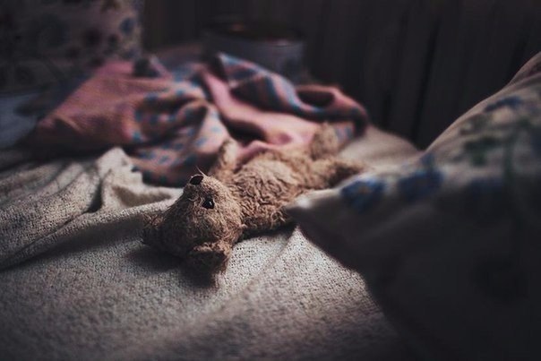 Жизнь научила, что нужно сочетать в себе крайности. Любить людей, но быть равнодушным. Творить добро ...