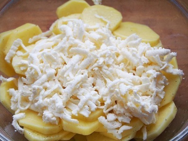 Картофель, запеченный с адыгейским сыром. Вам потребуется: картофель 5-6 шт. сыр адыгейский 150 г ... - 5