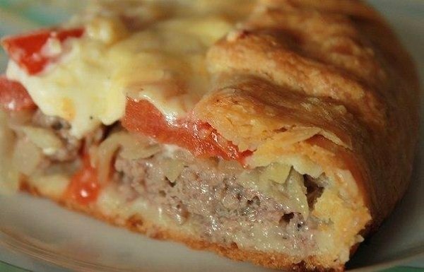 Открытый мясной пирог с картофельным тестом.