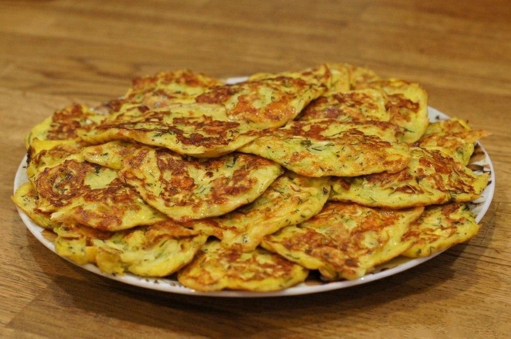 Кабачковые оладьи с сыром. 1 большой кабачок весом около 1000 грамм; 2 яйца; 1 чайная ложка соли; ...
