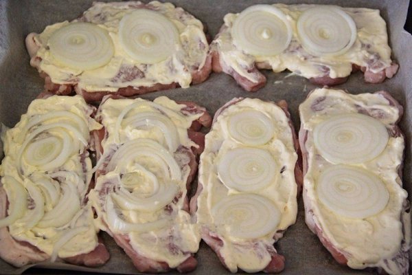 Свинина, запечённая с помидорами и сыром.Ингредиенты: мякоть свинины (у меня 6 кусочков); соль, ... - 4