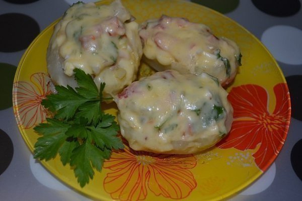 Картофель, фаршированный копченой курицей и овощами под сыром. Нам понадобится: -Картофель – 10 штук ...
