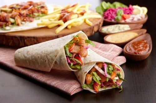НАЦИОНАЛЬНОЕ БЛЮДО - ЛЕГЕНДАРНАЯ ЕДА.5. Турция: кебаб (Kebab)Кебаб появился в Турции, где уличные ...