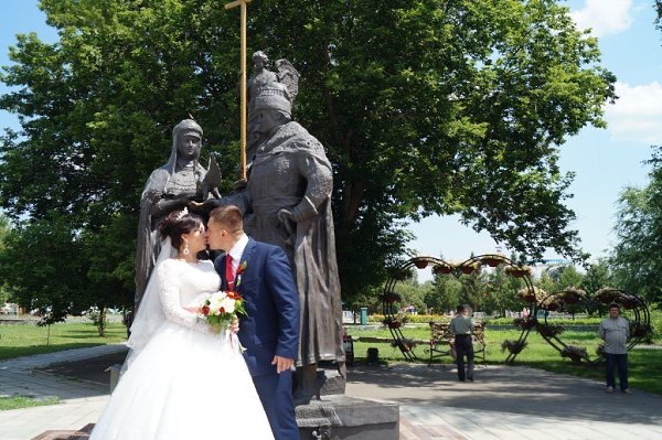 В Бийске у памятника Петру и Февронье прошла регистрация супружеской пары.8 июля в России уже в ... - 6